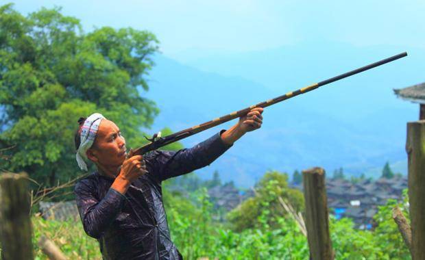 男女老少人手一支从不离身,政府很少干涉_岜沙苗寨