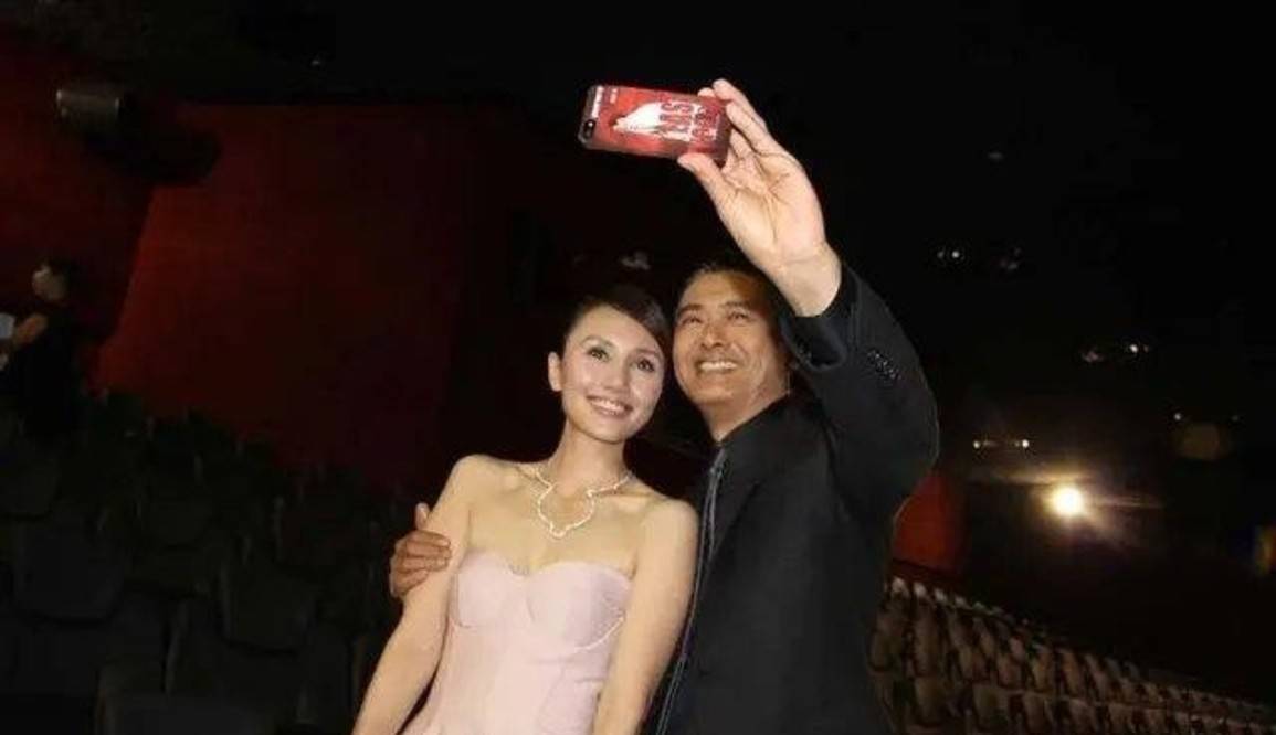 原创袁泉要和周润发合影,周润发反应好真实,这是对粉丝最大的尊重!