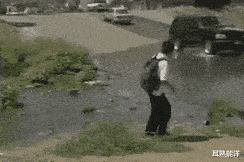 原创爆笑妹子把旗袍穿出大裤衩子的感觉如何走出了六亲不认的步伐