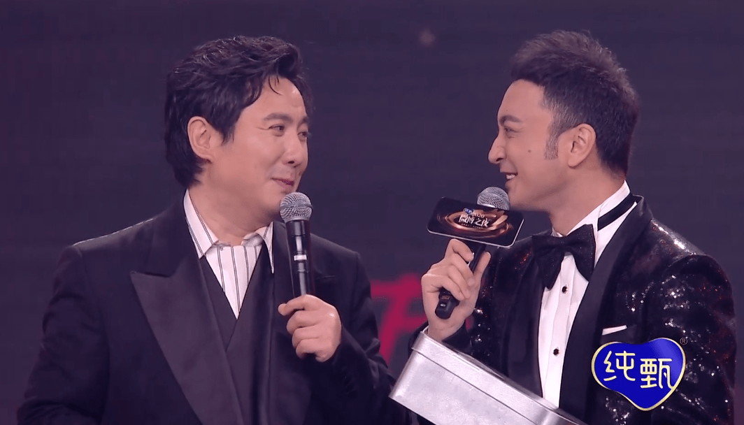 微博之夜李艾主持频频口误,央视主持人尼格买提淡定救场?