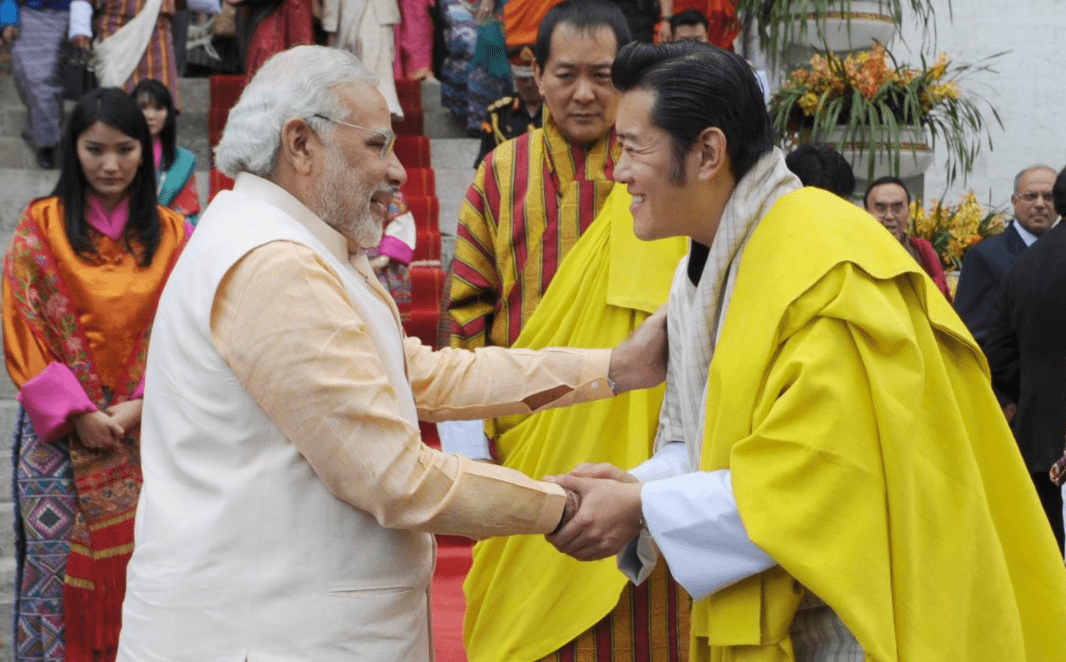 原创2年前不丹王后接待印度总理莫迪冰山脸罕见露笑容国王像小弟