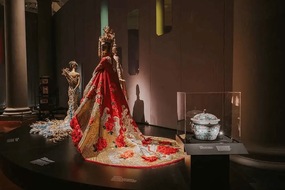 郭培作品在新加坡亚洲文明博物馆展出而面对高定与生活的命题,郭培给