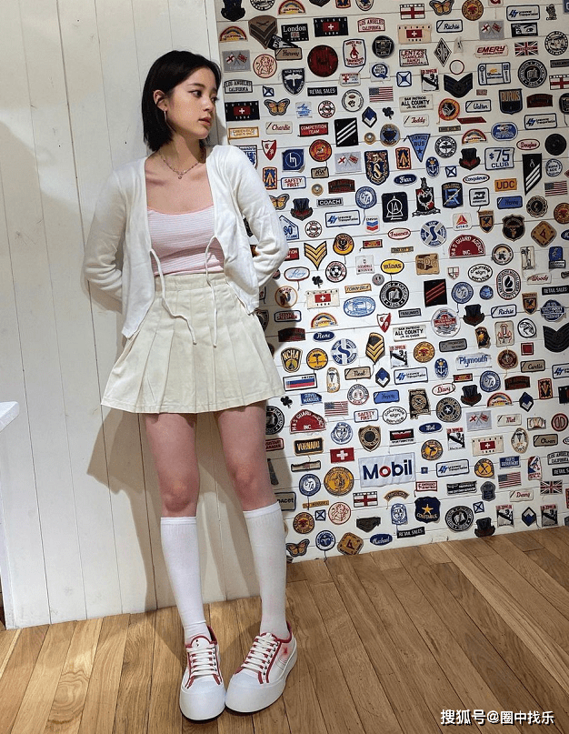 所以会比较适合身材偏瘦小的人去驾驭,像欧阳娜娜这种刚刚好的身材