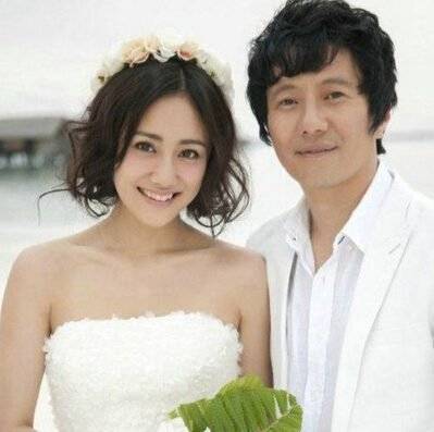 郑钧的第一任妻子是大学同学,二婚娶小15岁娇妻,如今活成这样