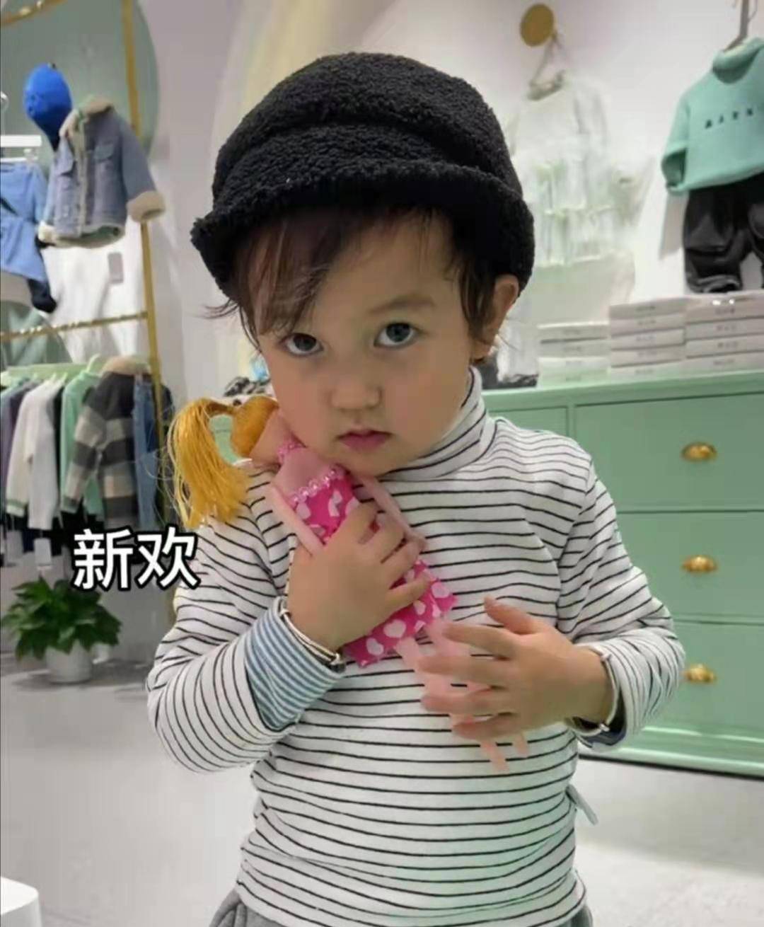 原创"奥特曼被绿头怪揍"刷爆全网,网友:人类幼崽的反应亮了!笑喷