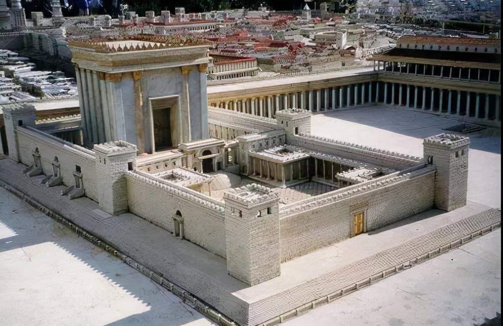 据传,所罗门继承王位后,为至高神树立了豪华的神殿,其主体为岩石所