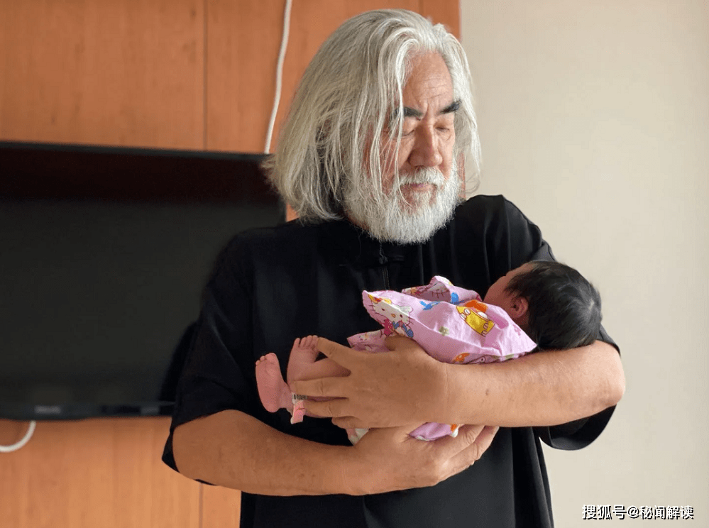 小女儿3岁小自己31岁70岁张纪中凭啥抛妻弃女娶杜星霖