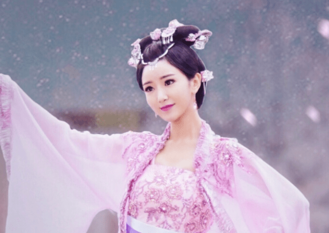 原创古装剧里的"抹胸裙",楚乔温婉,龙葵清纯,她的性感无可取代