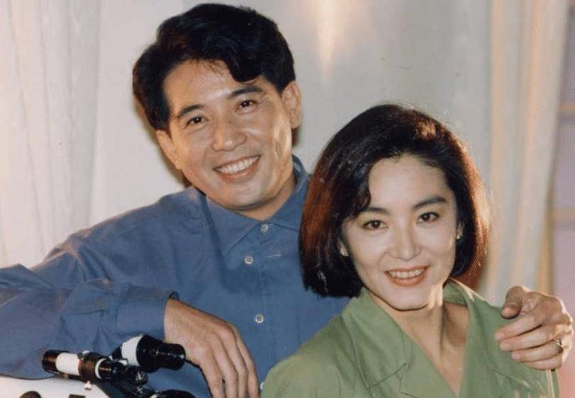 原创75岁秦汉近况曝光,3年没拍戏在家弄孙为乐,3岁孙女像极了爷爷