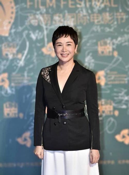 蒋雯丽留短发真精神,西装配半裙干练优雅,51岁女人最美的样子