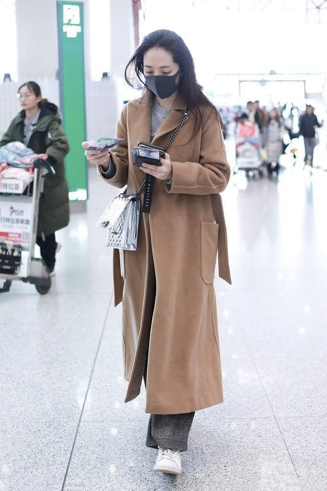 原创女明星太没架子机场穿驼色大衣包裹严实温度风度一把抓