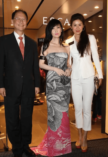 原创周慧敏身材未缩水,穿抹胸拖地裙比例惊艳,画面唯美但走路却费劲?