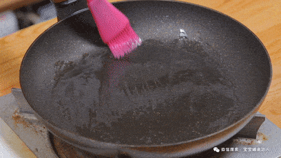 锅中刷油,摆上鸡肉串,煎到底部微黄的样子翻面.