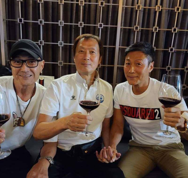 林国斌卢惠光喝得满脸通红,看来他们玩得很开心.