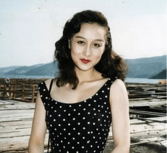 李连杰老婆利智感觉也挺普通的,穿一身黑气质真优雅,仪态真端庄