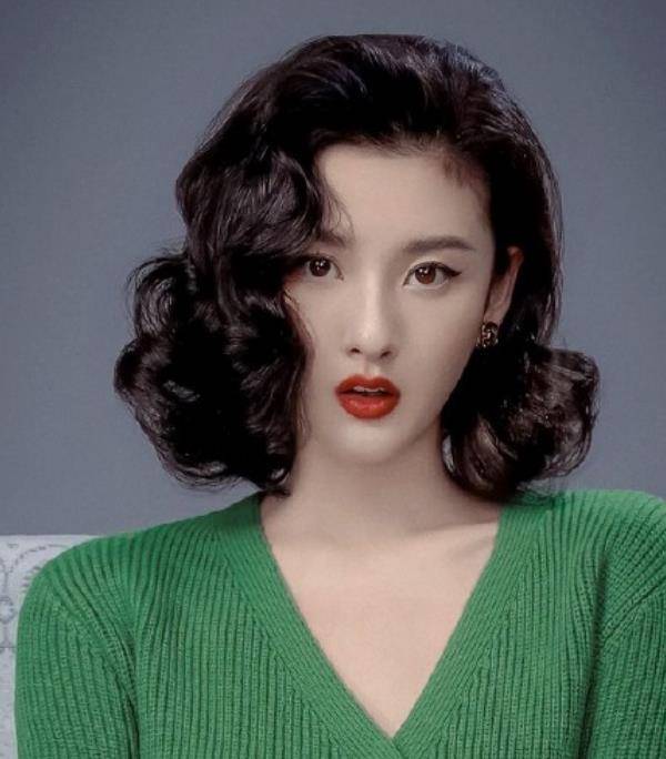 原创都说宋祖儿"港风卷发"显老,可谁注意她穿丝袜的腿,谁敢模仿?