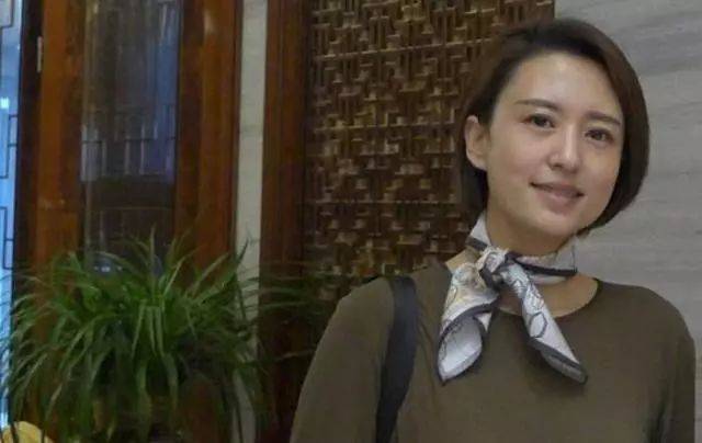 央视美女主持人,与大20岁富豪结婚,今40岁被宠成小学生