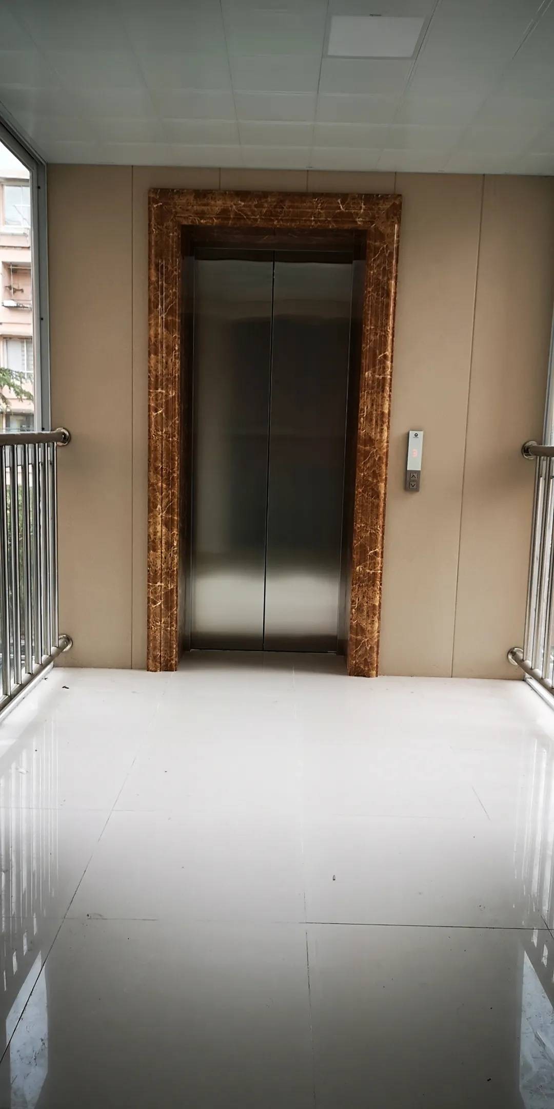 老楼房圆电梯梦宝山这个居民区首部加装电梯投入使用多部正在施工筹备