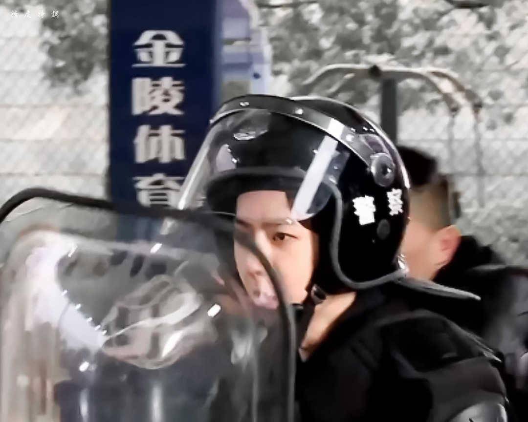 王一博戴着头盔和法警的护具,跟"歹徒"搏斗的场面也太惊险了吧,看得我