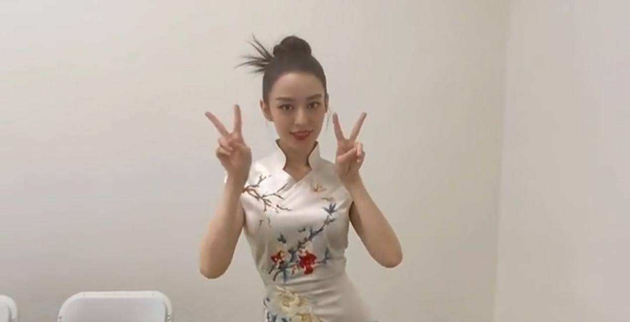 原创吉娜穿旗袍曲线迷人,满身刺绣显高贵,怪不得郎朗肯送dr钻戒