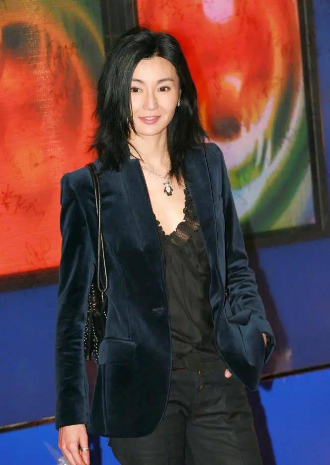 张曼玉瘦成皮包骨,连一件小背心都撑不起来,憔悴的样子惹人心疼
