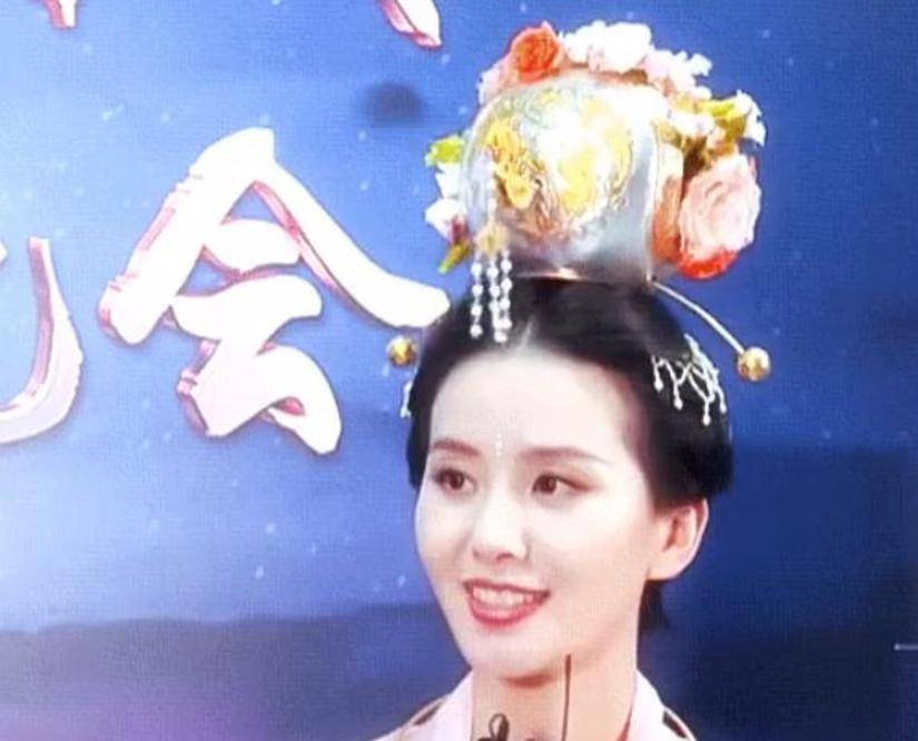 刘诗诗中秋晚会造型,拿着剪刀认真剪小兔子,一瞥一笑撩人心弦