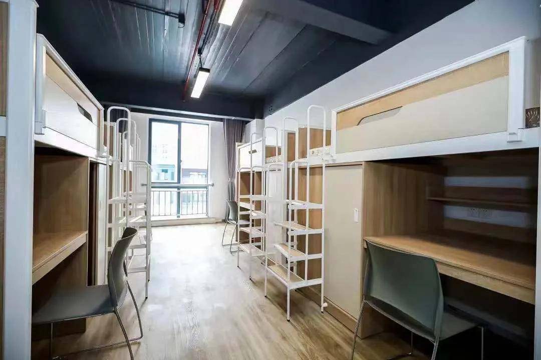 学校提供独立的宿舍楼, 男女生宿舍分开,一间宿舍最多住4名学生,有