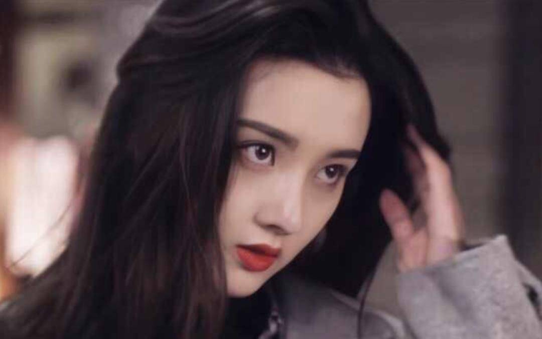 只要妆发足够给力,港风美女,说来就来.
