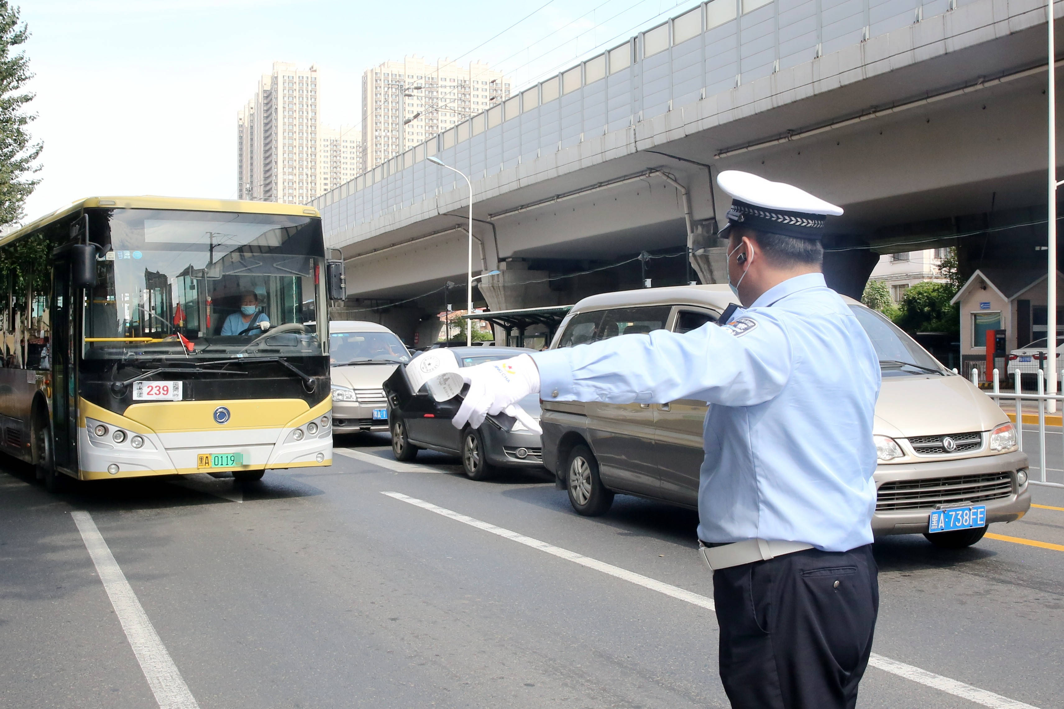 下道行驶,违法变道,不按规定停放,逆行……哈尔滨这些公交车都被罚了!