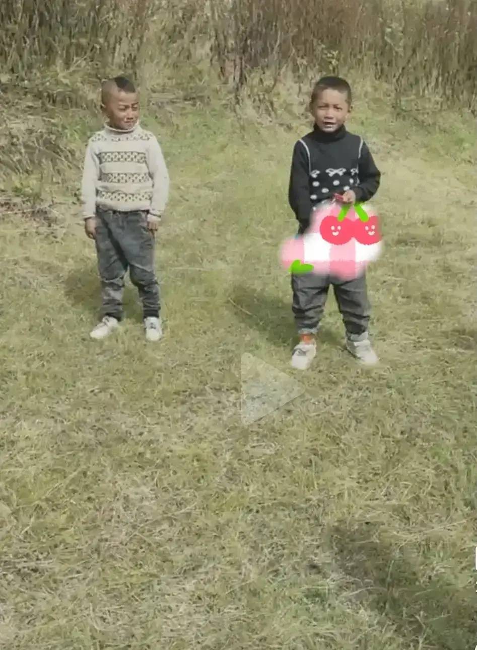 女主播藏区偶遇一群小孩,被摸屁股,露出jj问:这是什么