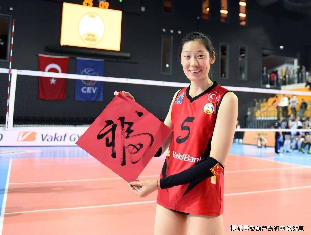 原创中国女排队长朱婷,光鲜亮丽的背后,有哪些不为人知的一幕?