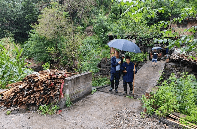 "叶坪镇人大主席荆承新坚定地说.