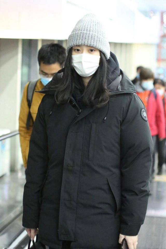 原创奚梦瑶难得低调一次,黑色羽绒服配牛仔裤低调随性,保暖又有气场