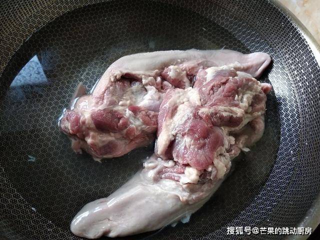 把猪舌头凉水下锅,锅中滴入几滴白酒用大火烧开