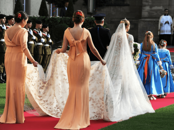 原创卢森堡王妃参加公主婚礼,穿着斗篷裙身材暴瘦,大婚时更惊艳四座