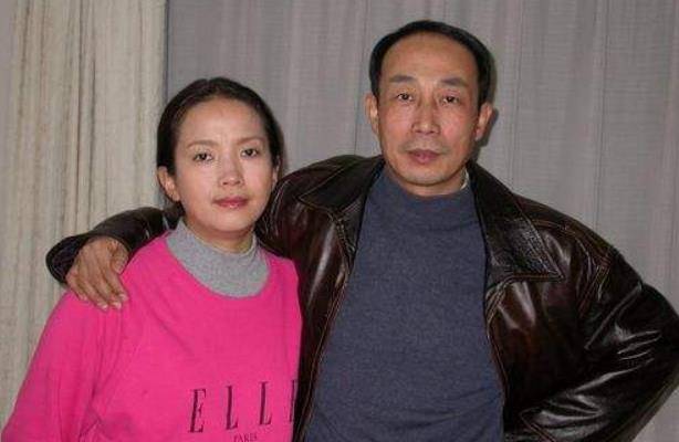 原创头婚被张丰毅抛弃,二婚丈夫酒店猝死,55岁时与儿子断绝母子关系