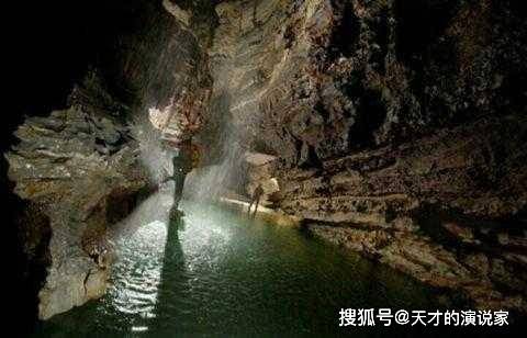 原创金字塔的古井现奇怪生物,考古学家当场蒙了,难道真有地底世界?