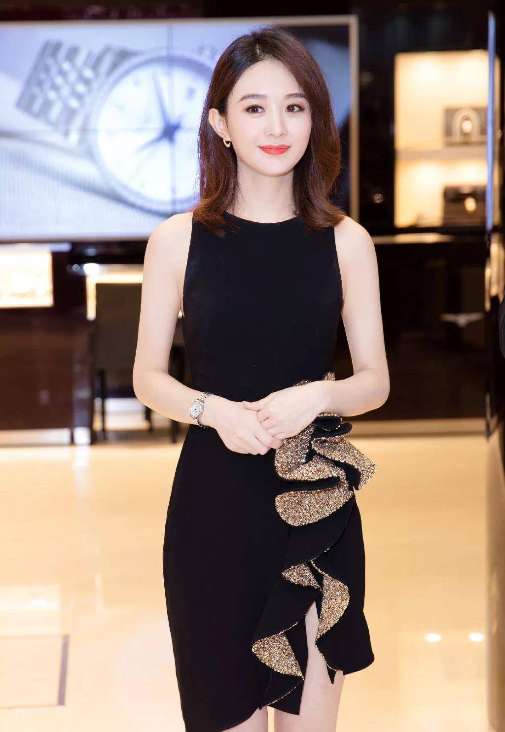 赵丽颖越来越有女人味!身穿白色丝绒礼服复工,十足的