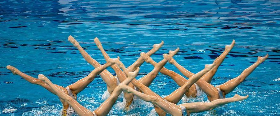 为什么花样游泳运动员要戴鼻夹游泳跳水项目不需要