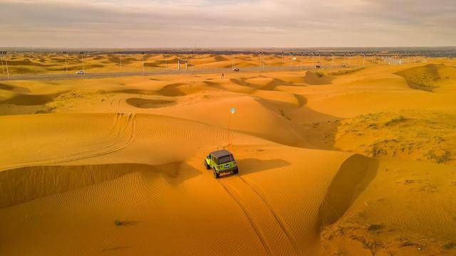 原创中卫沙坡头旅游,越野车穿越腾格里,看到最美的大漠落日
