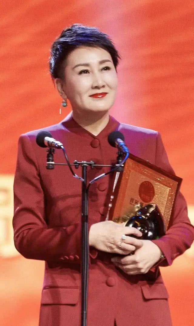 张凯丽无需扮嫩装年轻,穿红色西装配阔腿裤亮相,短发造型a爆了
