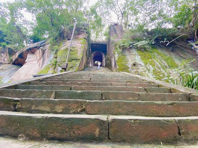 据说,开凿这排石阶的主要原因就是潼南"大佛寺"原本分为上,下两座庙.