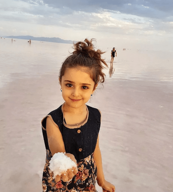 原创伊朗8岁女孩被称世界最美女孩父亲辞职当她保镖现状如何