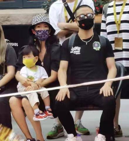 章子怡一家五口同出游小儿子正面照罕曝光与汪峰如同复制粘贴