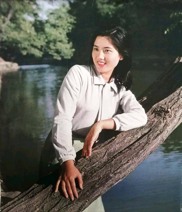 1993年,李秀明回归演员身份,参演了影视剧《燃烧的雪花,结果播出