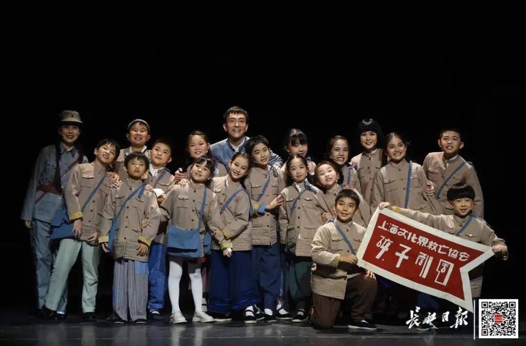 红色题材儿童剧《孩子剧团》首演,九旬老团员和小团员共唱抗日歌曲