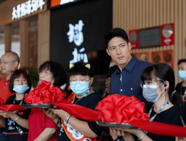 吴永恩现身新店开业典礼,剪彩环节细节暴露修养,王子文捡到宝了