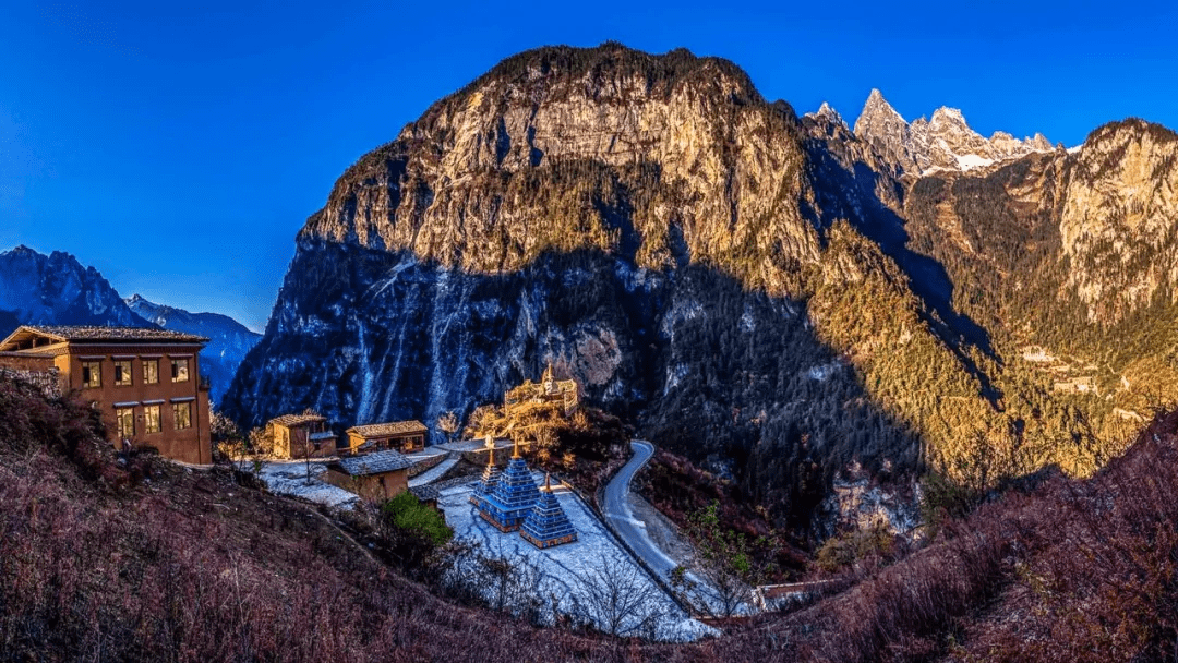 海拔5,545米的格宗雪山,是香格里拉县最高峰,白雪皑皑神圣不可攀登.