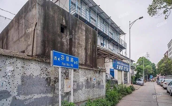 龙华上塘热点区域,紧邻6号线的上芬站,相距100米,3公里外为深圳北站