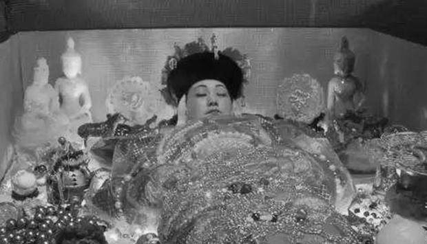 清朝唯一一个尸身不腐的皇后,众人见到她遗体后都吓了